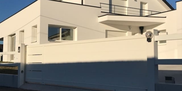 Portail coulissant moderne avec decors aluminium. Modèle COTIM 11, Collection AKORDIA Horizal
